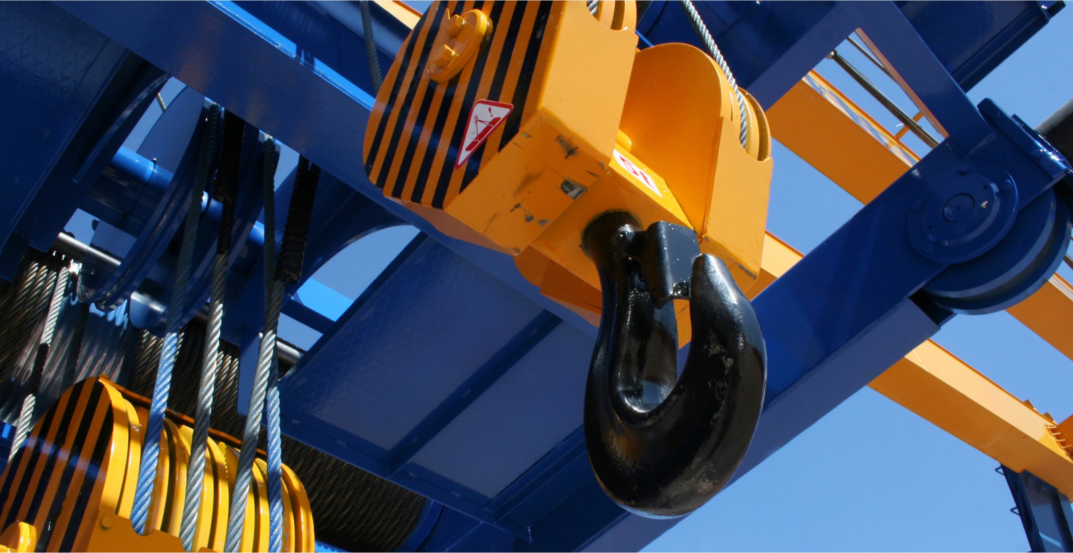 Guía de Selección y Certificación de Equipos de Izaje para Maniobras Complejas en Planta