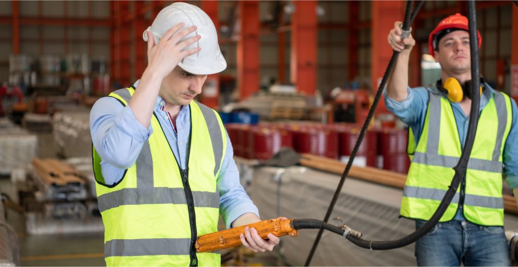 Dos técnicos en labor de Inspección de Eslingas de Izaje según ASME B30.9 | INGICA | Venezuela