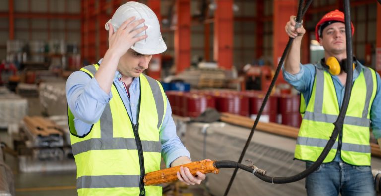 Lee más sobre el artículo Inspección y Descarte de Eslingas y Accesorios de Izaje: Criterios de Seguridad Industrial