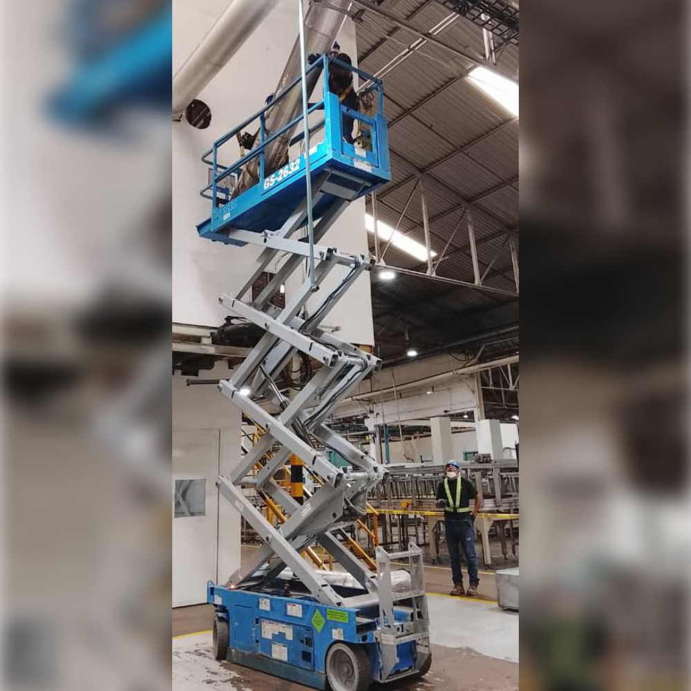 Elevador de personal tipo tijera marca Genie de altura máxima 9.85 metros en alquiler - Inversiones Gintex - Venezuela